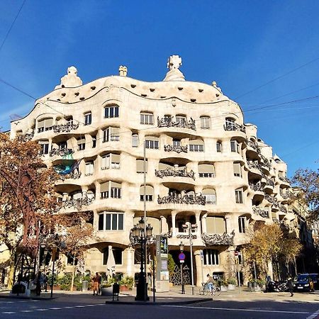 Rooms In Spacious Apartment In City Center Barcelona Bagian luar foto