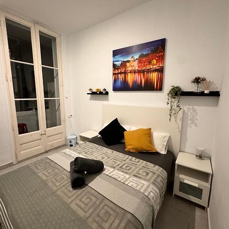 Rooms In Spacious Apartment In City Center Barcelona Bagian luar foto