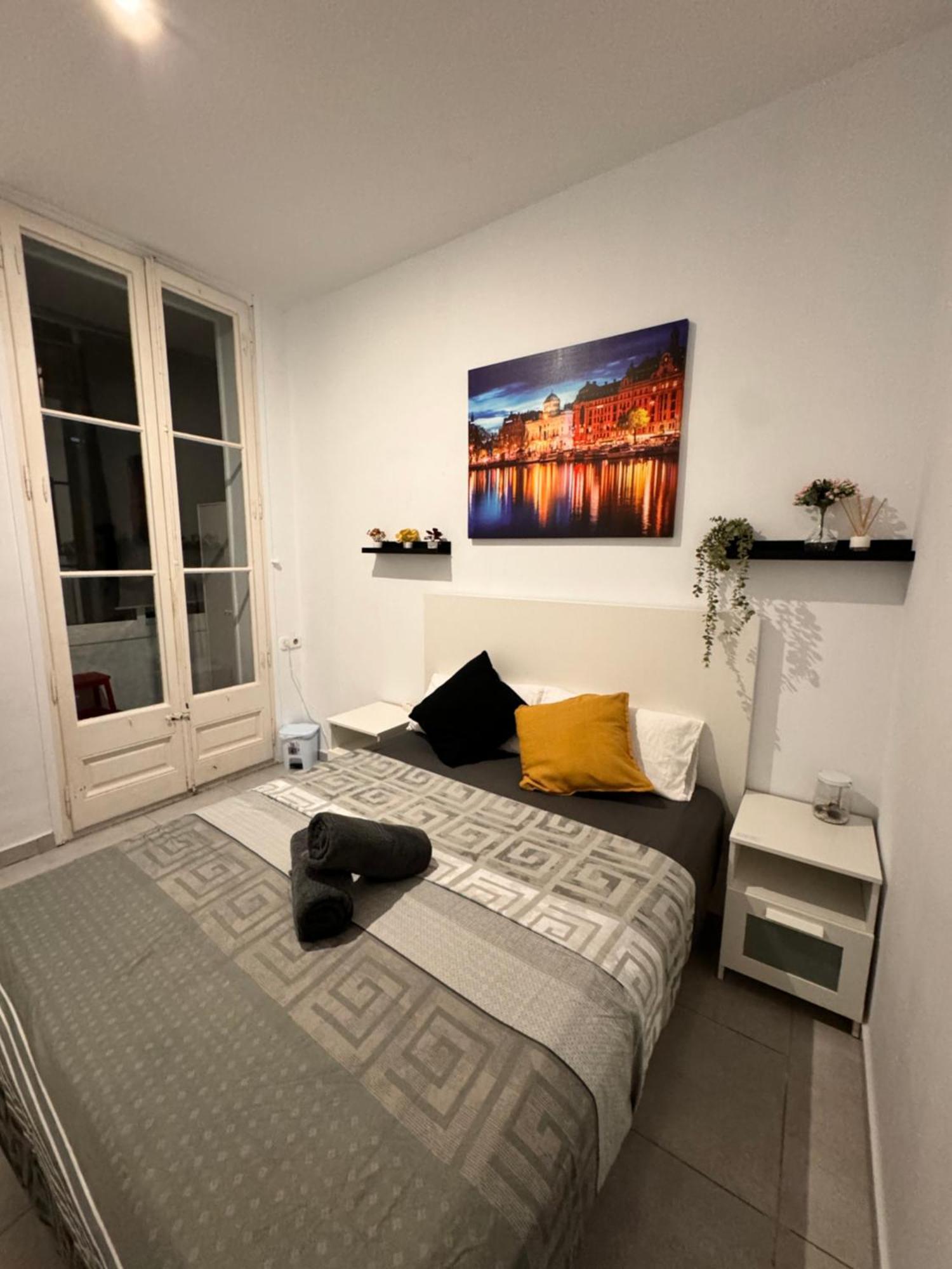 Rooms In Spacious Apartment In City Center Barcelona Bagian luar foto