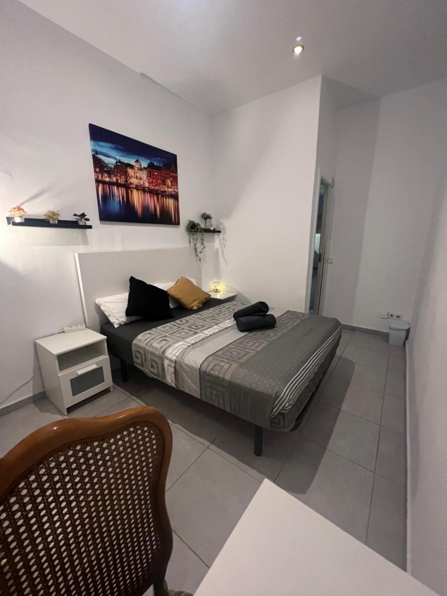 Rooms In Spacious Apartment In City Center Barcelona Bagian luar foto