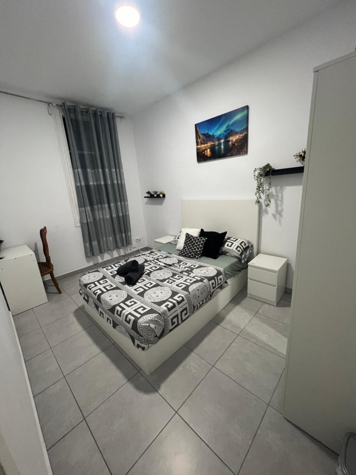 Rooms In Spacious Apartment In City Center Barcelona Bagian luar foto