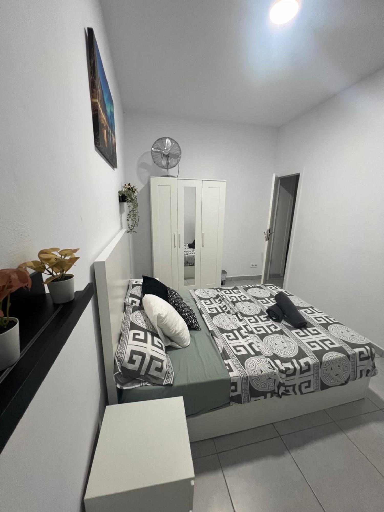 Rooms In Spacious Apartment In City Center Barcelona Bagian luar foto