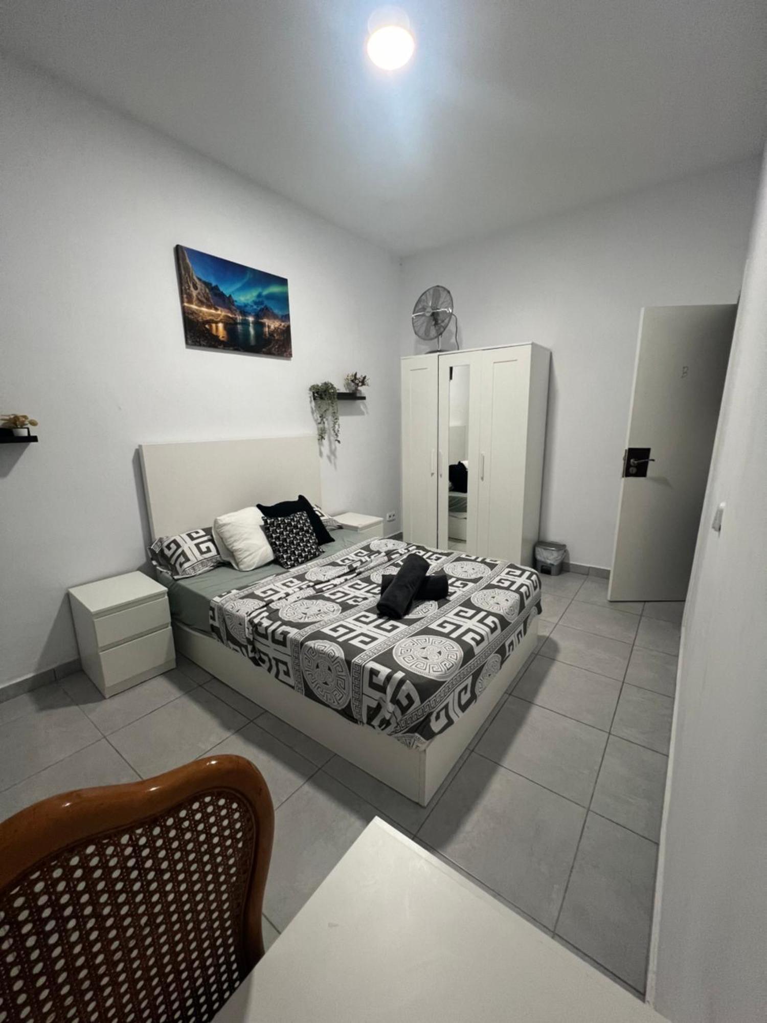 Rooms In Spacious Apartment In City Center Barcelona Bagian luar foto