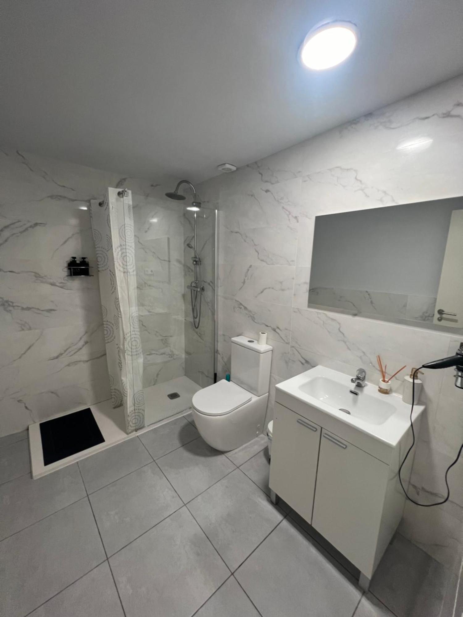 Rooms In Spacious Apartment In City Center Barcelona Bagian luar foto