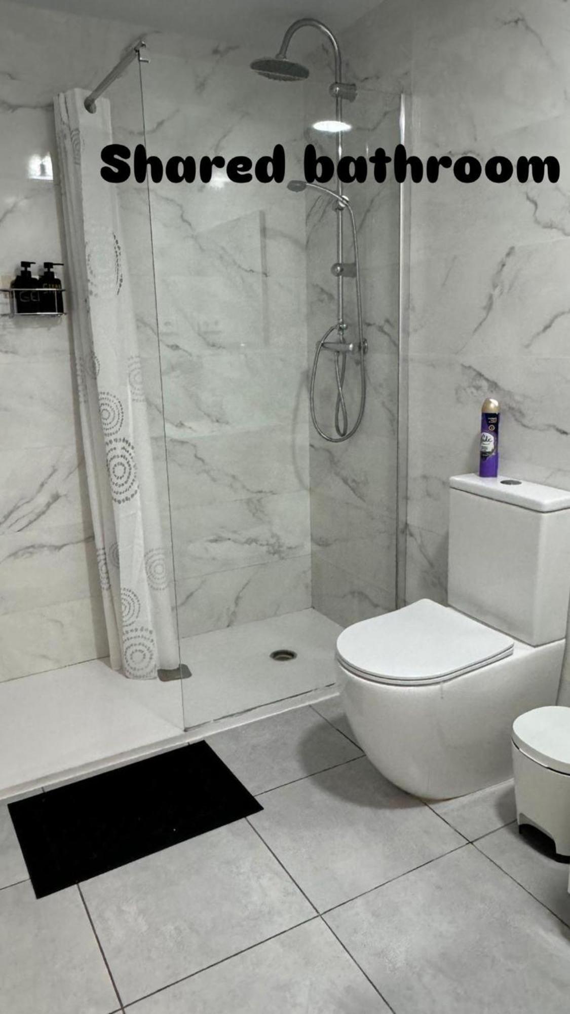 Rooms In Spacious Apartment In City Center Barcelona Bagian luar foto