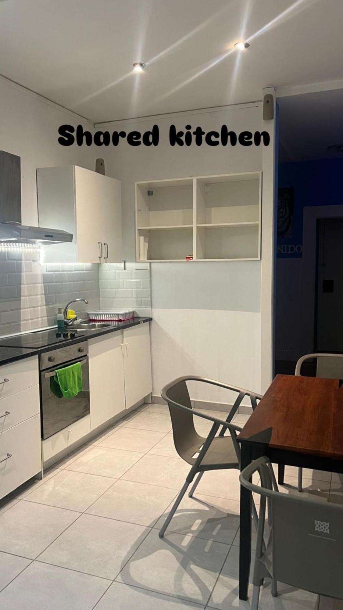 Rooms In Spacious Apartment In City Center Barcelona Bagian luar foto